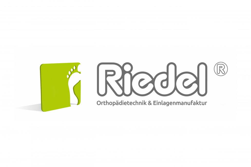 Riedel_Logo, Orthopädietechnik, Einlagenmanufaktur, Riedel Orthopädie, Orthopädieschuhtechnik, Orthopädietechnik, Sanitätshaus, Einlagenmanufaktur, Bayreuth, Betzenstein, Nürnberg, Höchstadt, Weiden, Altenstadt, Amberg, Kulmbach Hier sieht man das Riedel Orthopädie Logo, welches in einem dunklen grau gehalten ist. Neben der Schrift ist als Farbakzent ein hellgrünes Quadrat platziert, in dem ein Fuß in der Hintergrundfarbe eingestanzt ist.
