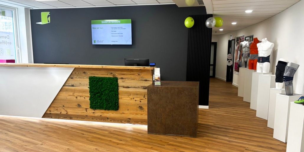 Auf dem Foto ist der Eingangsbereich der Riedel Filiale Nürnberg Nord zu sehen.