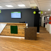 Auf dem Foto ist der Eingangsbereich der Riedel Filiale Nürnberg Nord zu sehen.