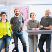 Auf dem Foto sieht man das Riedel Team von Weiden. Die vier Mitarbeiter stehen im Laden und schauen in die Kamera.