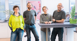 Auf dem Foto sieht man das Riedel Team von Weiden. Die vier Mitarbeiter stehen im Laden und schauen in die Kamera.