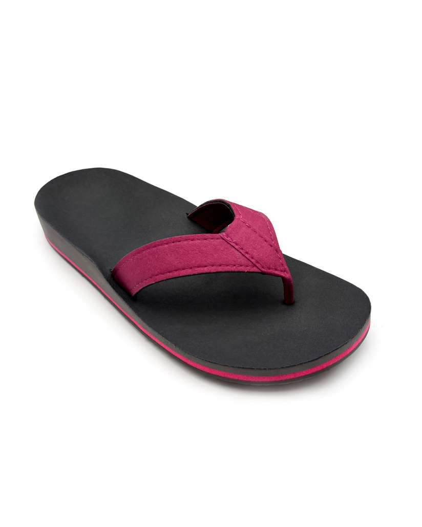 Auf dem Foto sieht man einen unserer individuellen Flip-Flops. Die Sohle ist schwarz, mit einem pinken Streifen in der Mitte und der Zehensteg ist ebenfalls pink.
